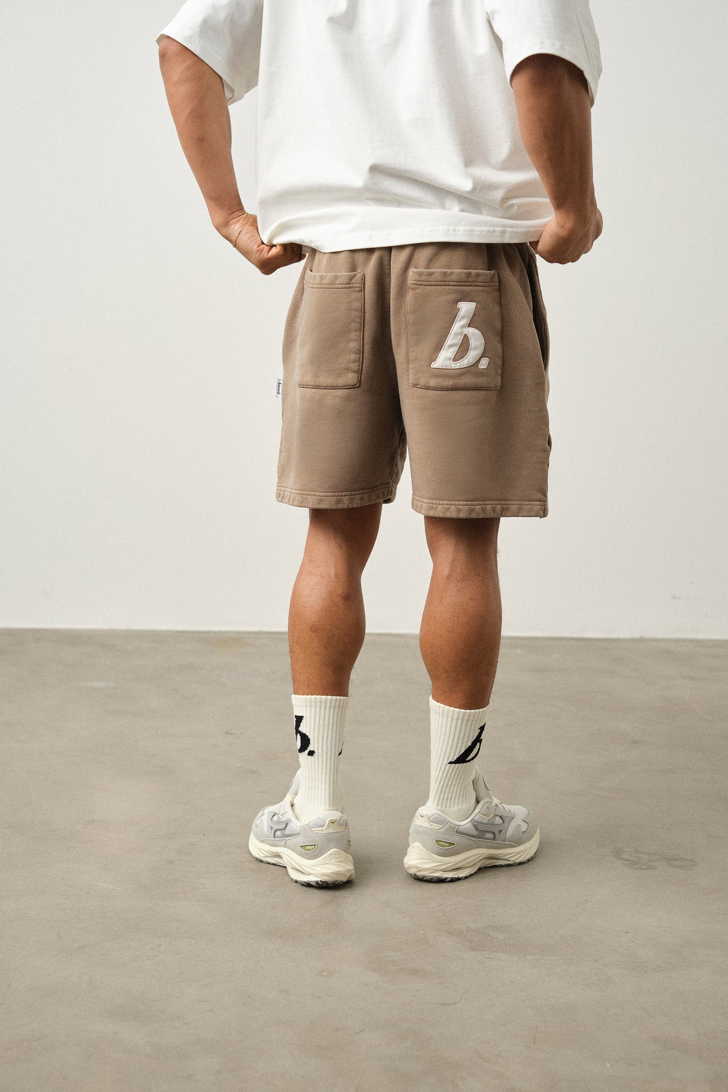 STAMP JOGGER SHORTS - WALNUT