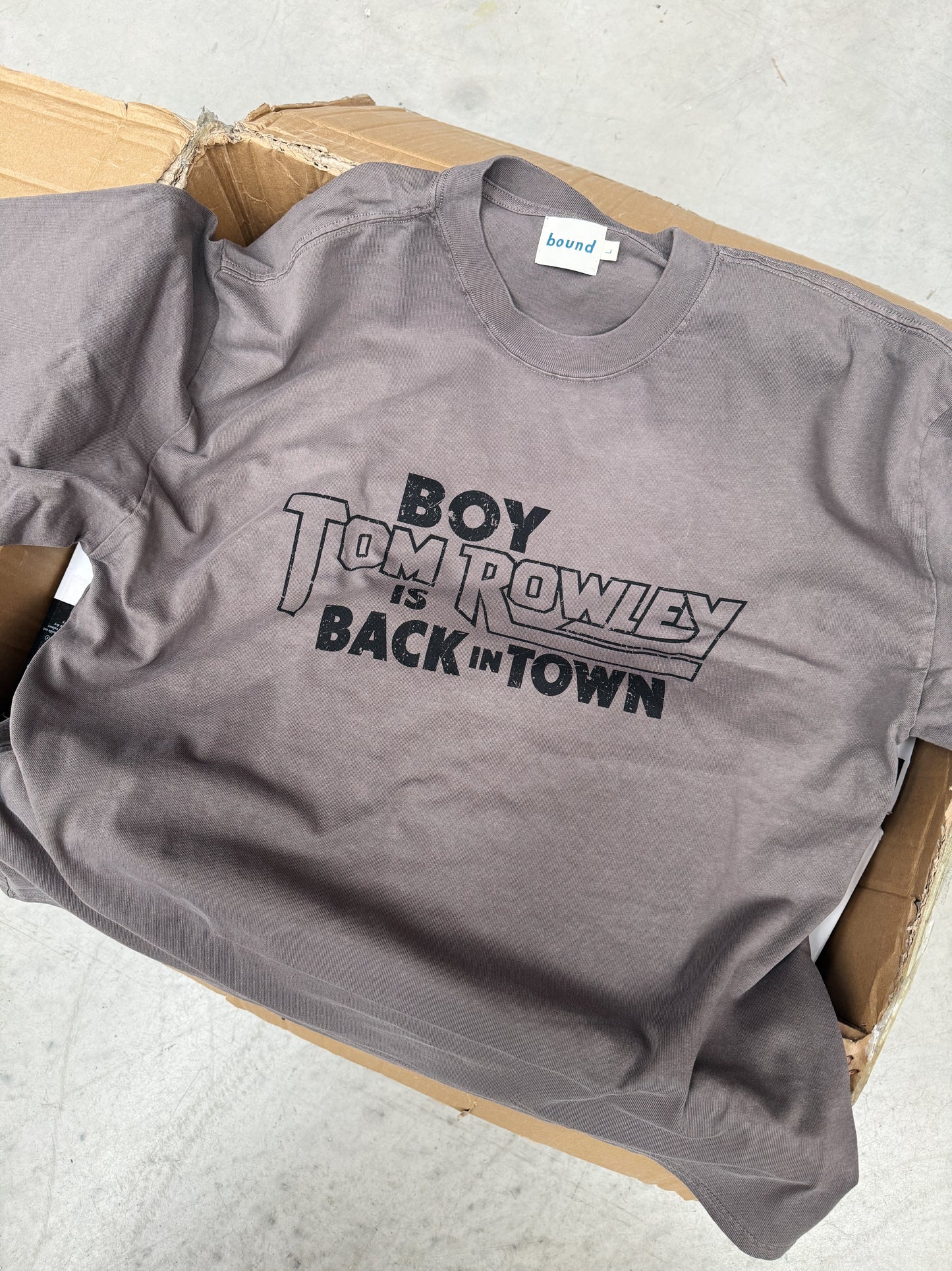 TOM ROWLEY 'BOY IS BACK IN TOWN' TEE - VINTAGE CHARCOAL