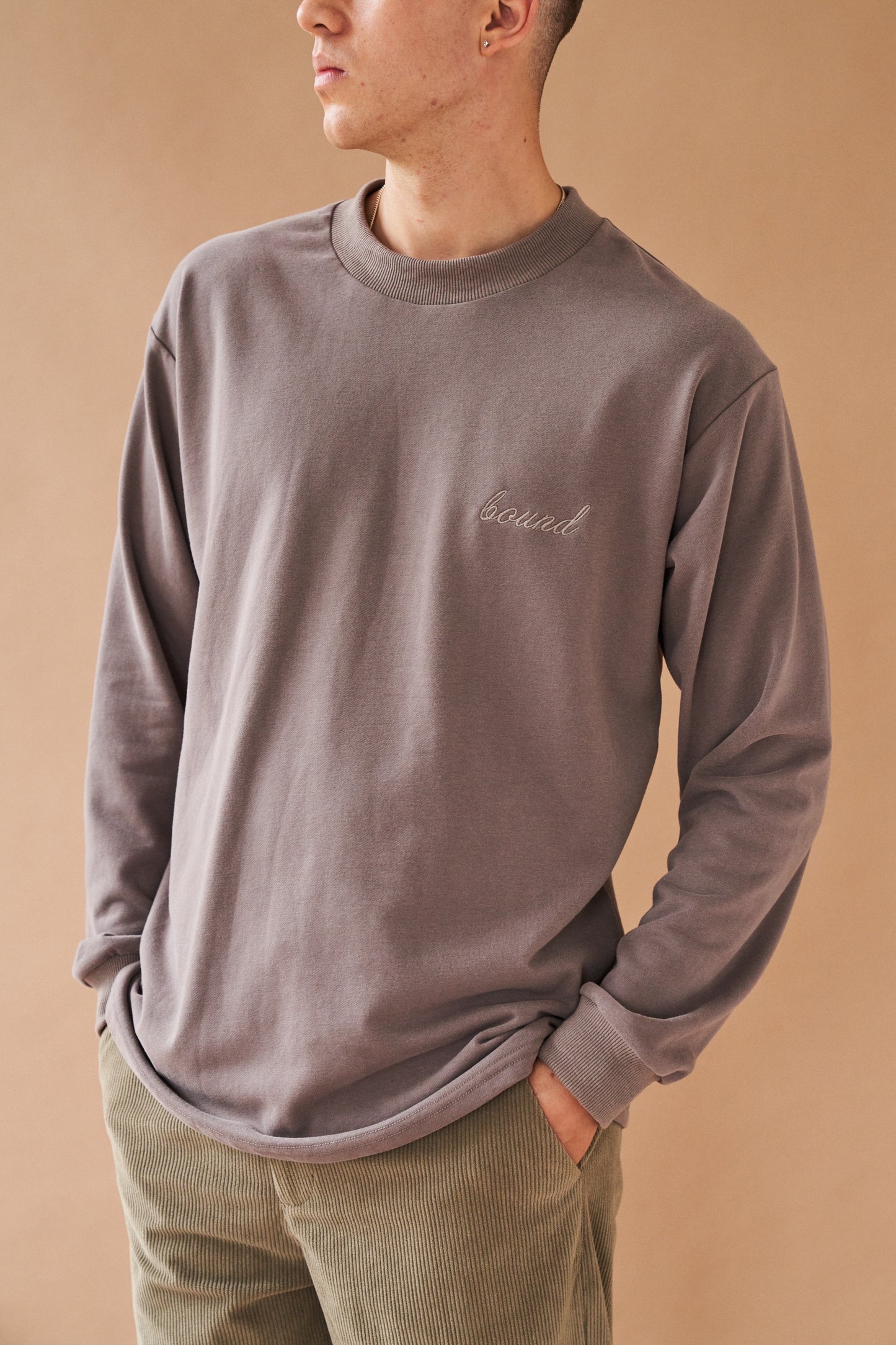 CHARCOAL SCRIPT EMBROIDERED LONGSLEEVE TEE