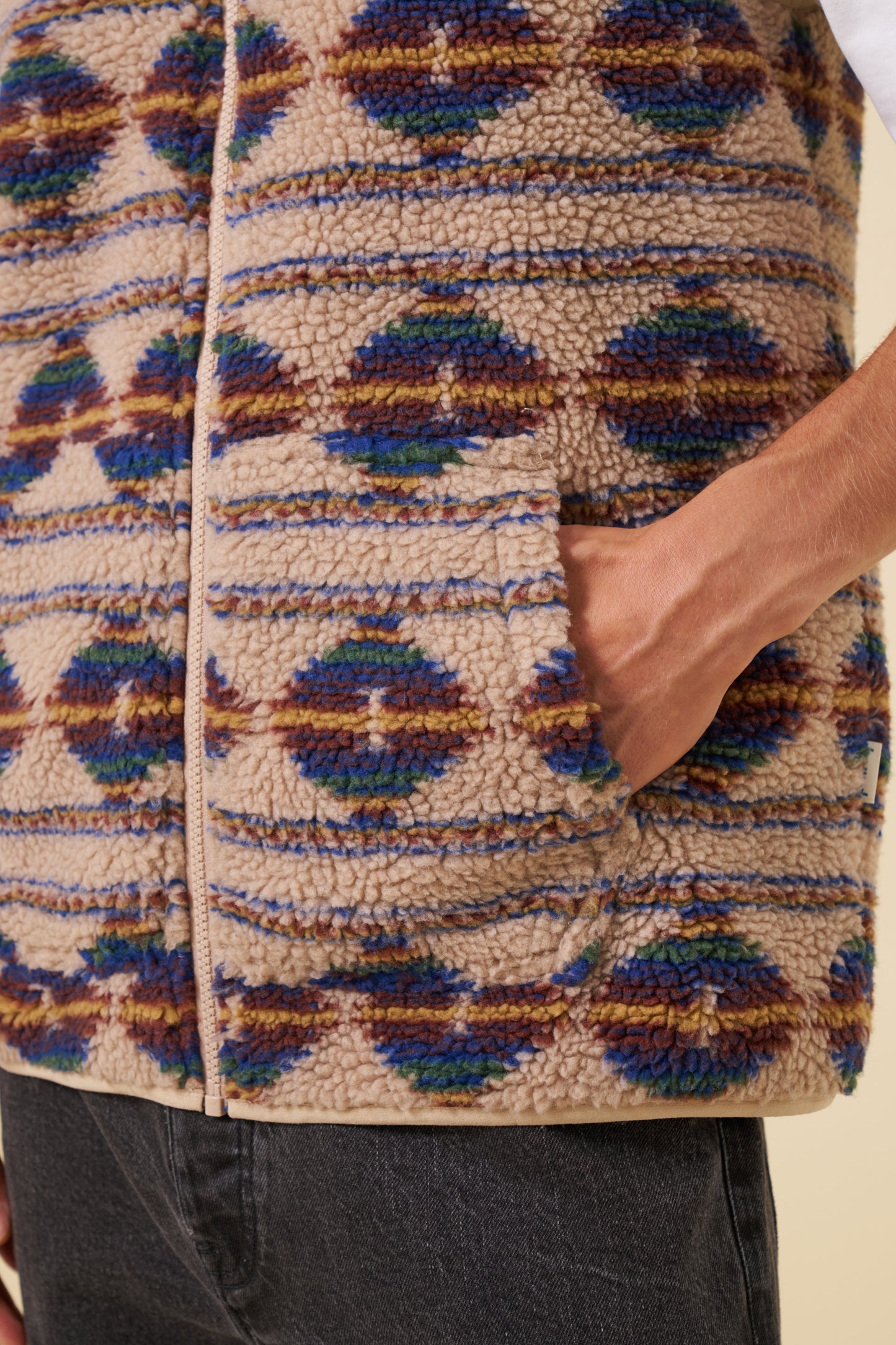 PATTERNED FLEECE GILET - CAMEL