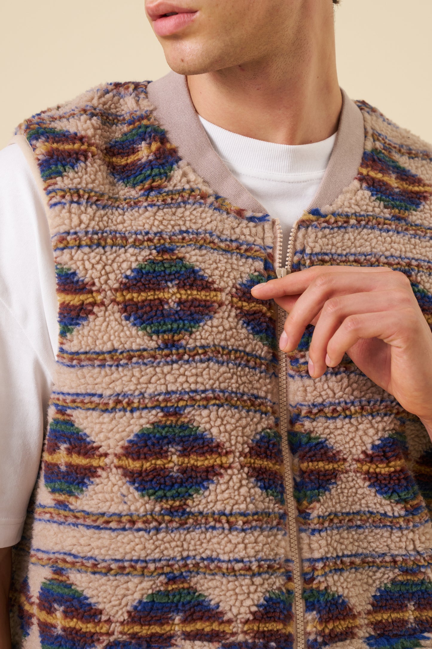 PATTERNED FLEECE GILET - CAMEL