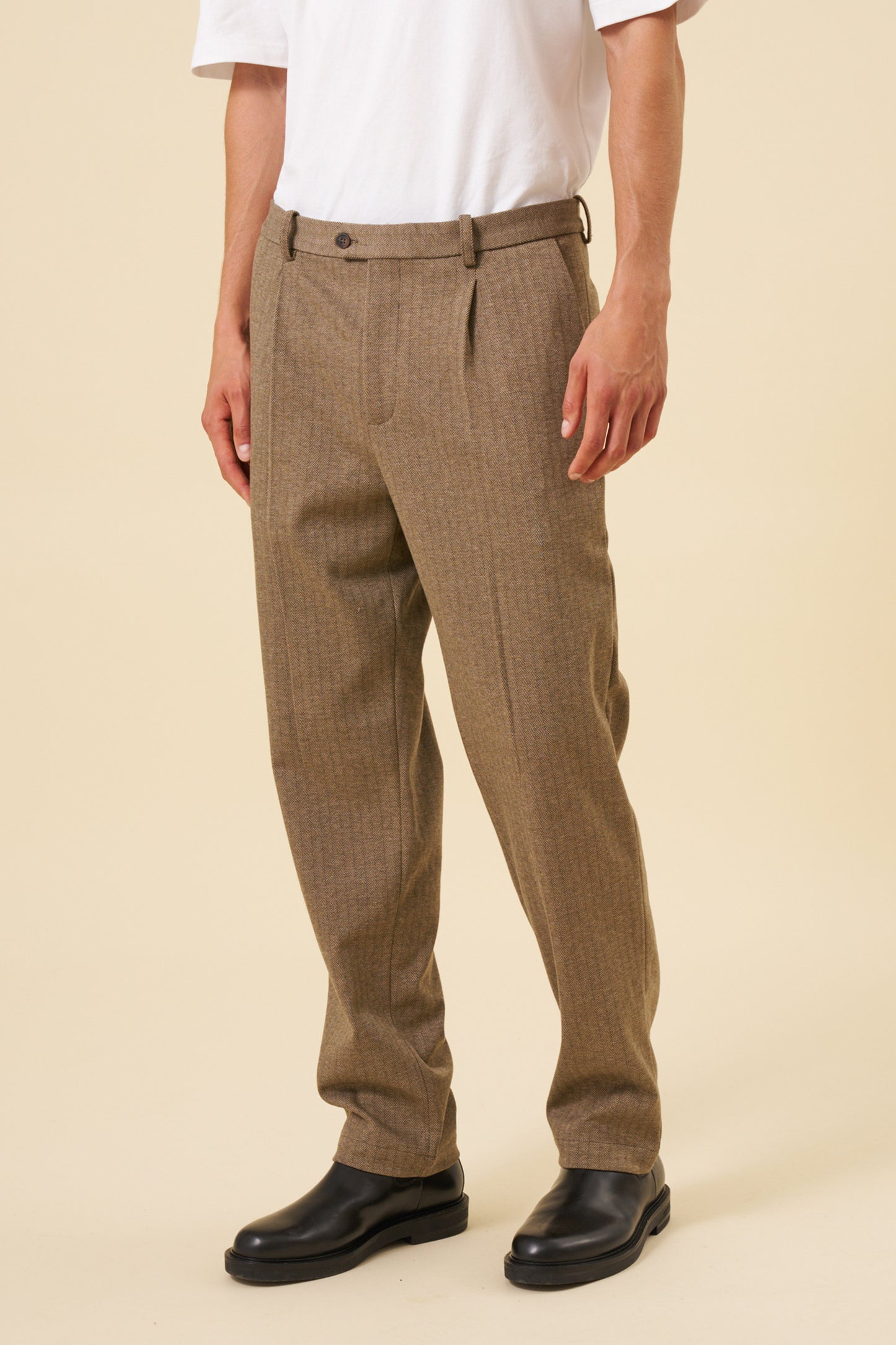 PLEAT HERRINGBONE TROUSER - OLIVE