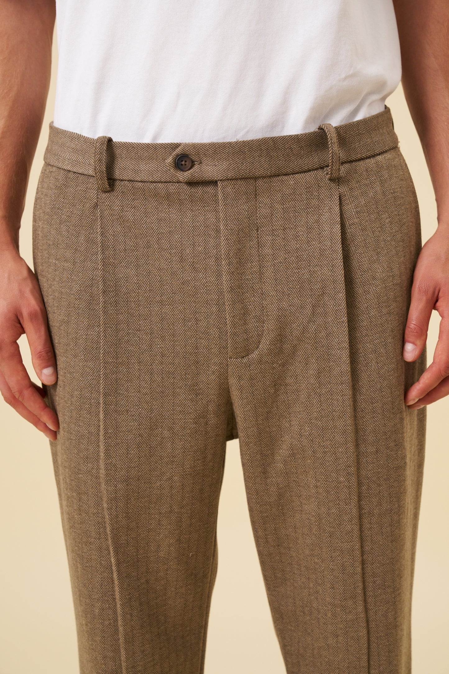 PLEAT HERRINGBONE TROUSER - OLIVE