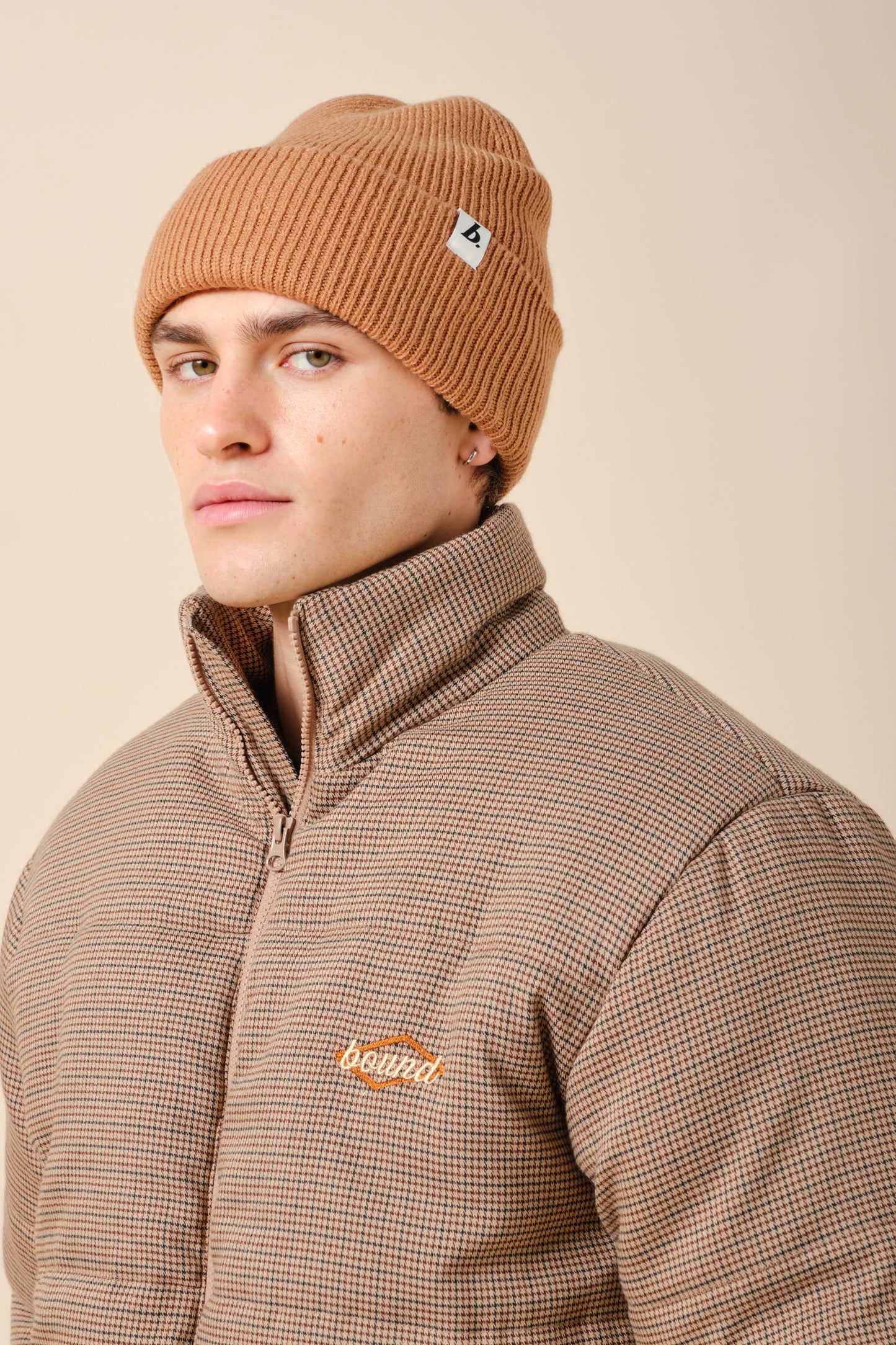 OVERSIZED RECYCLED CUFFED LABEL BEANIE - TAN