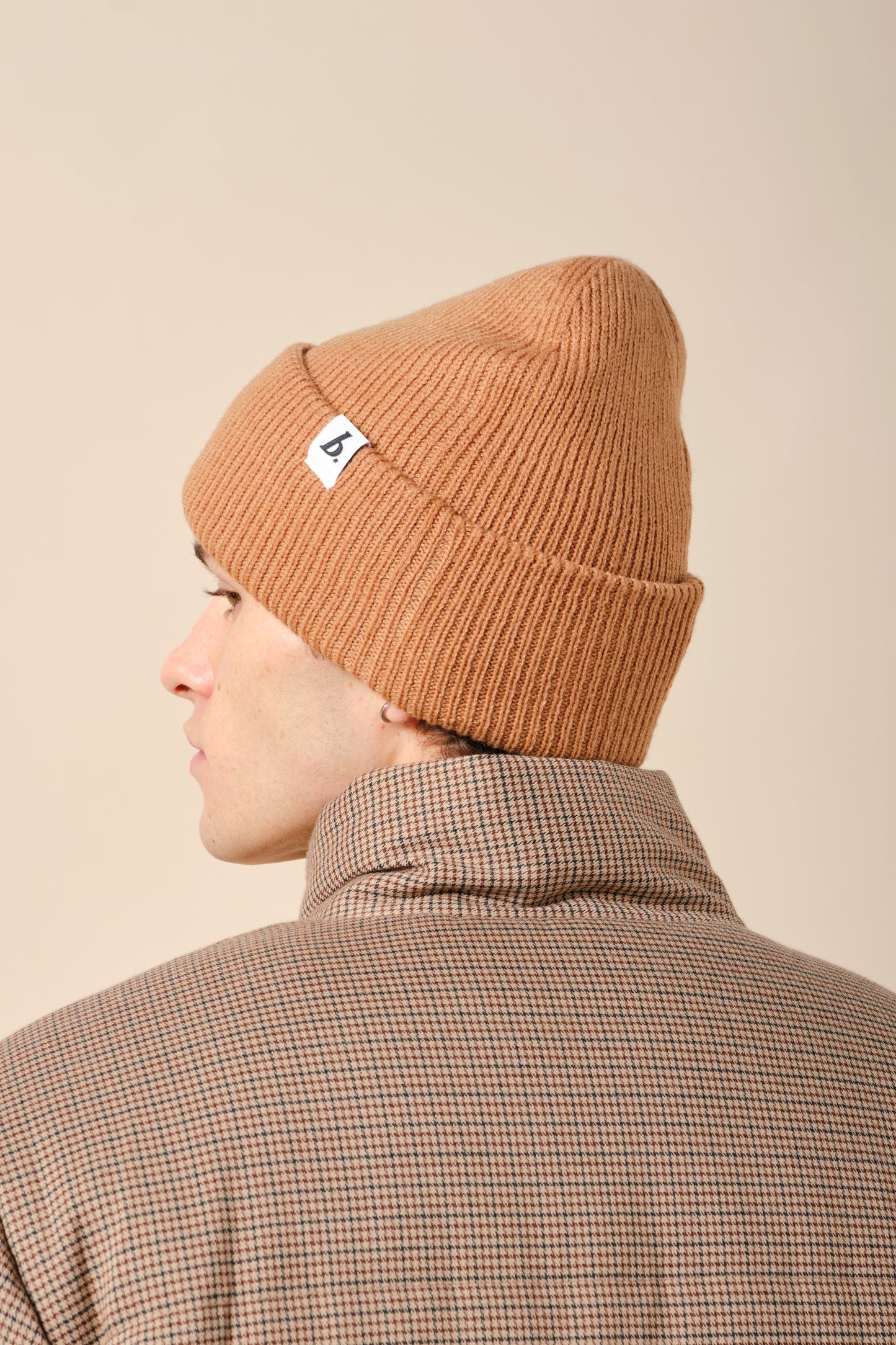 OVERSIZED RECYCLED CUFFED LABEL BEANIE - TAN