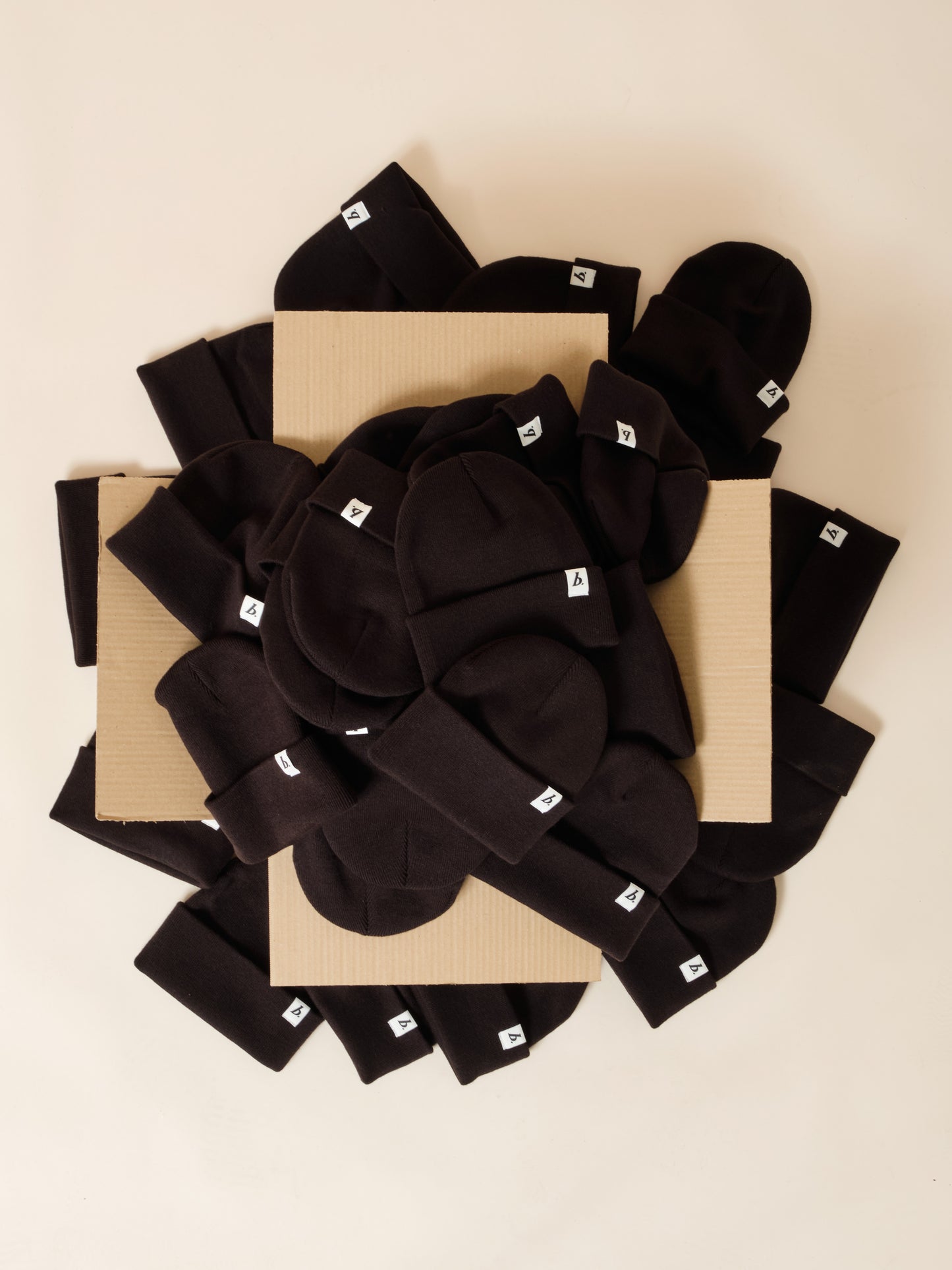STAMP CUFFED LABEL BEANIE - BLACK