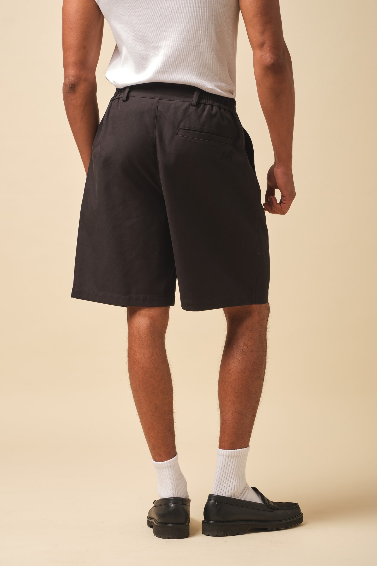 WIDE PLEATED SHORT - BLACK