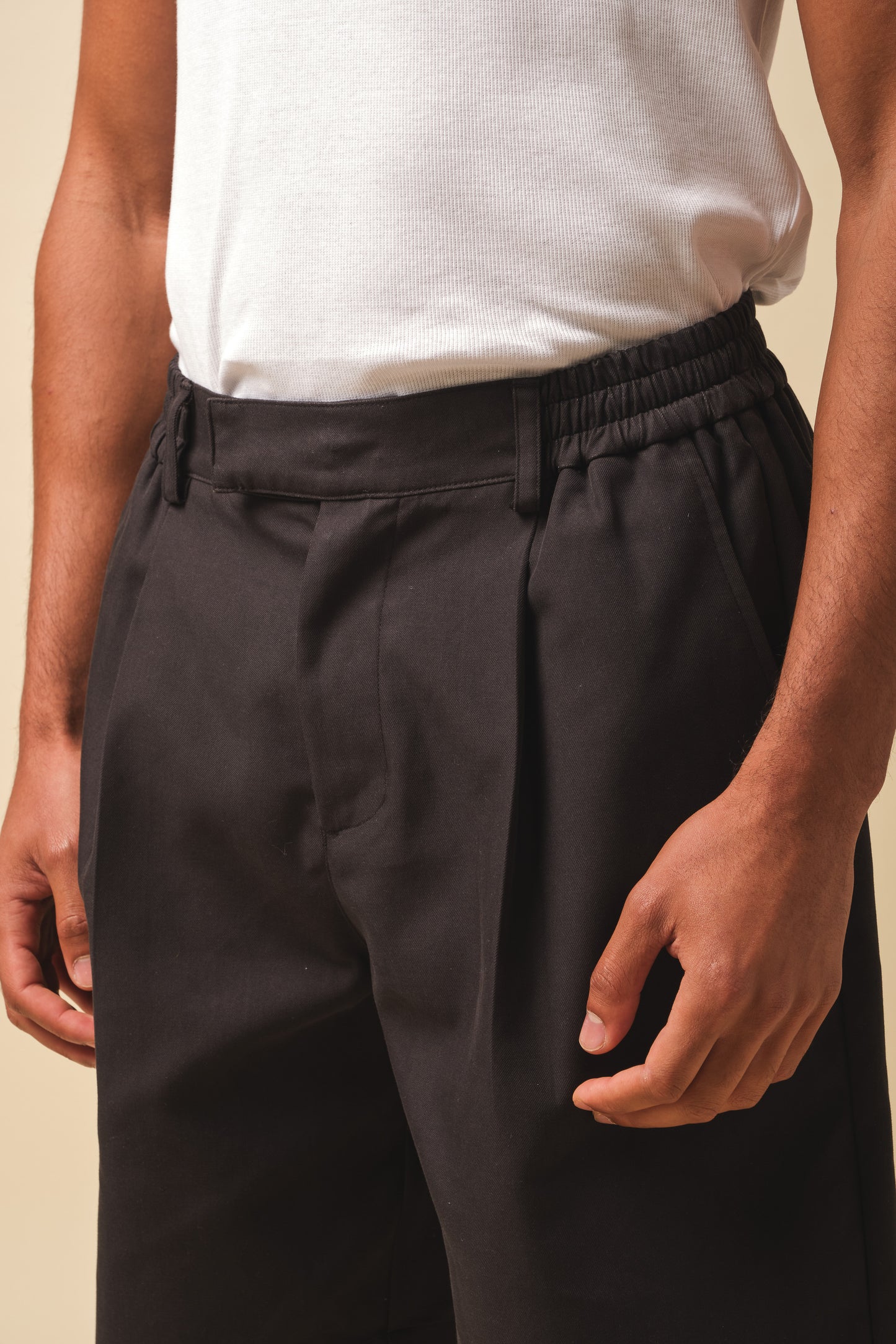 WIDE PLEATED SHORT - BLACK