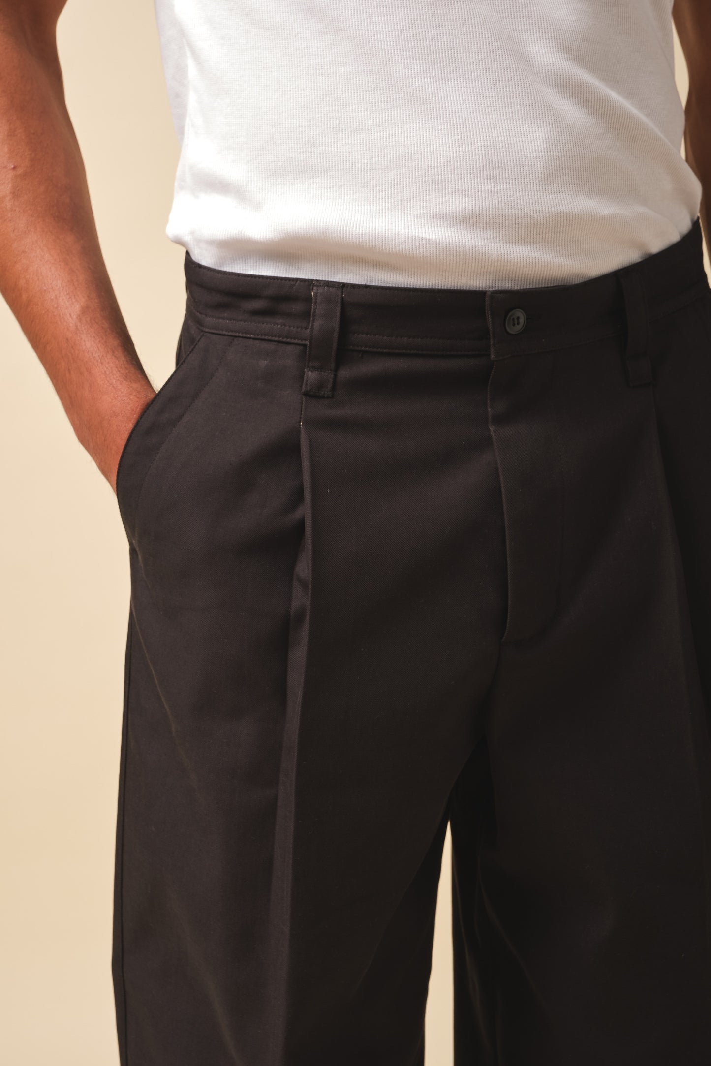 WIDE PLEATED TROUSER - BLACK