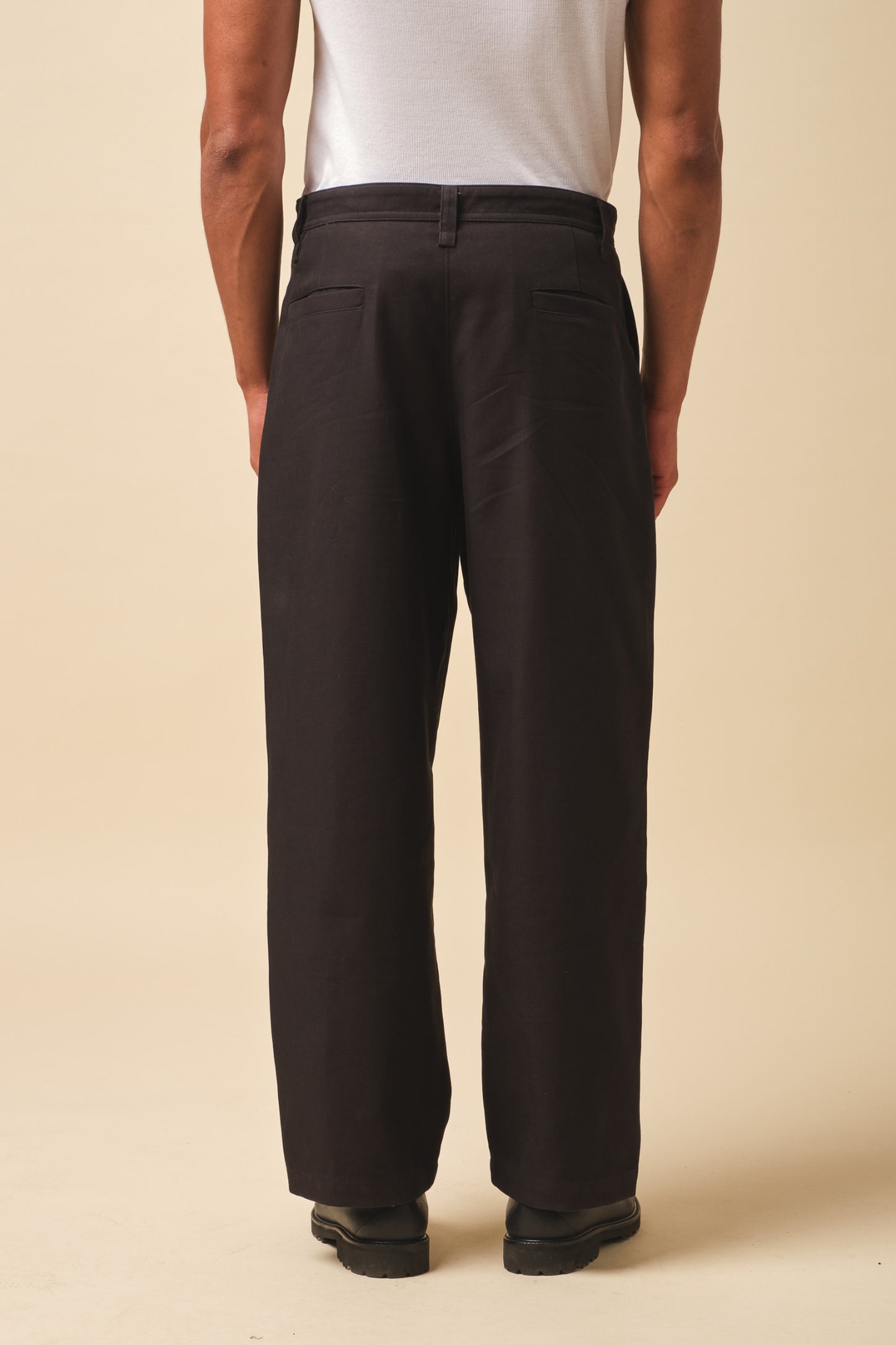 WIDE PLEATED TROUSER - BLACK