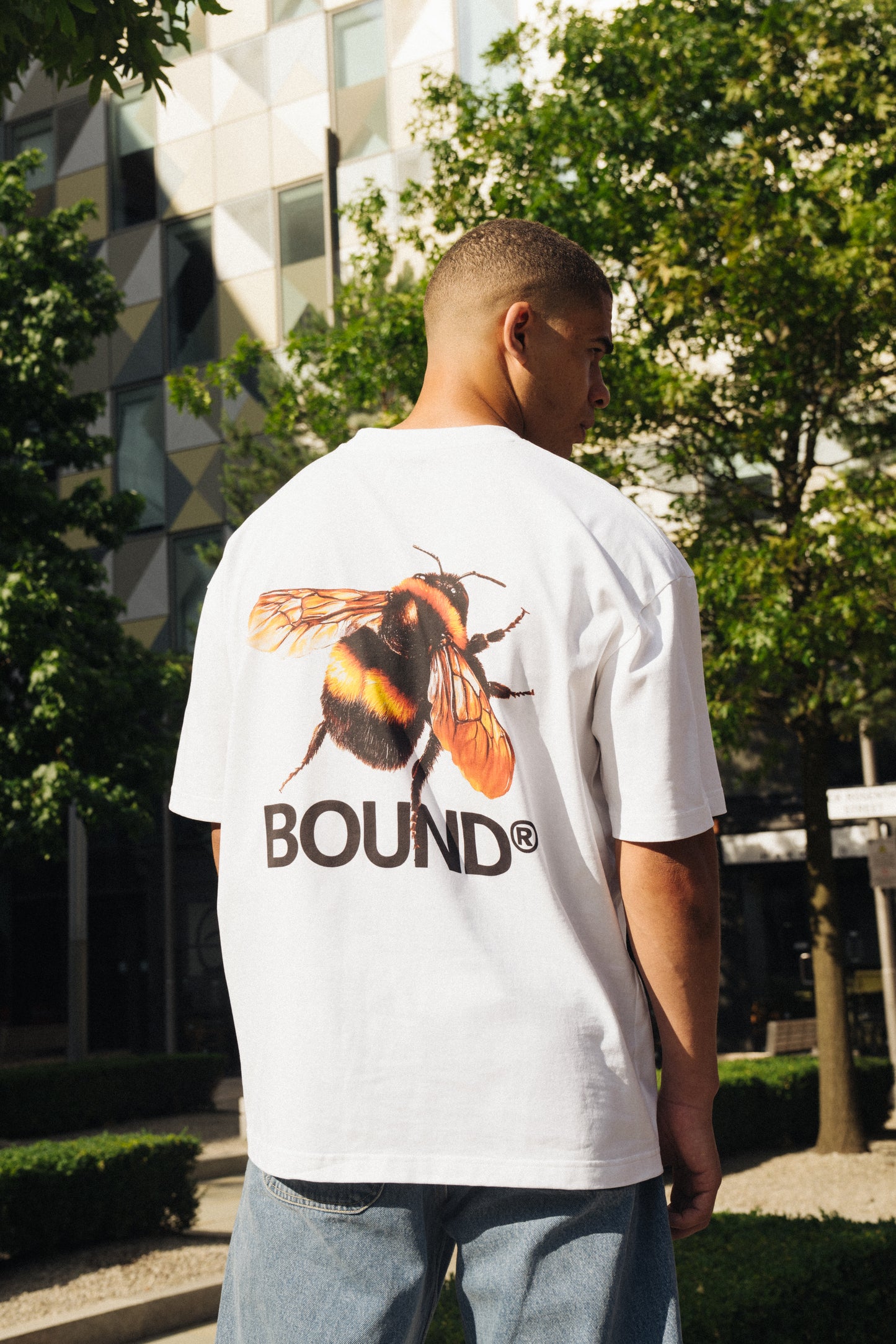 BUZZIN' TEE - WHITE