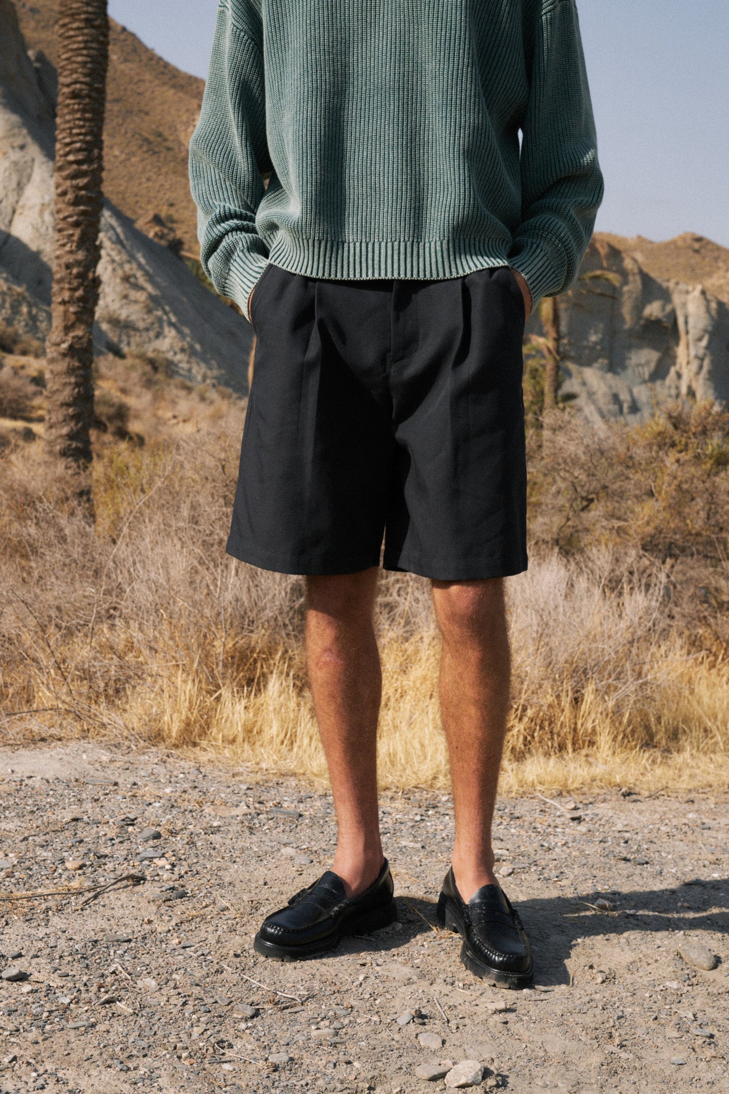 WIDE PLEATED SHORT - BLACK