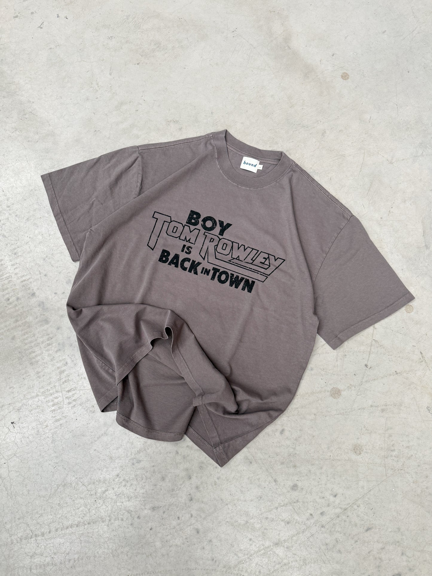 TOM ROWLEY 'BOY IS BACK IN TOWN' TEE - VINTAGE CHARCOAL