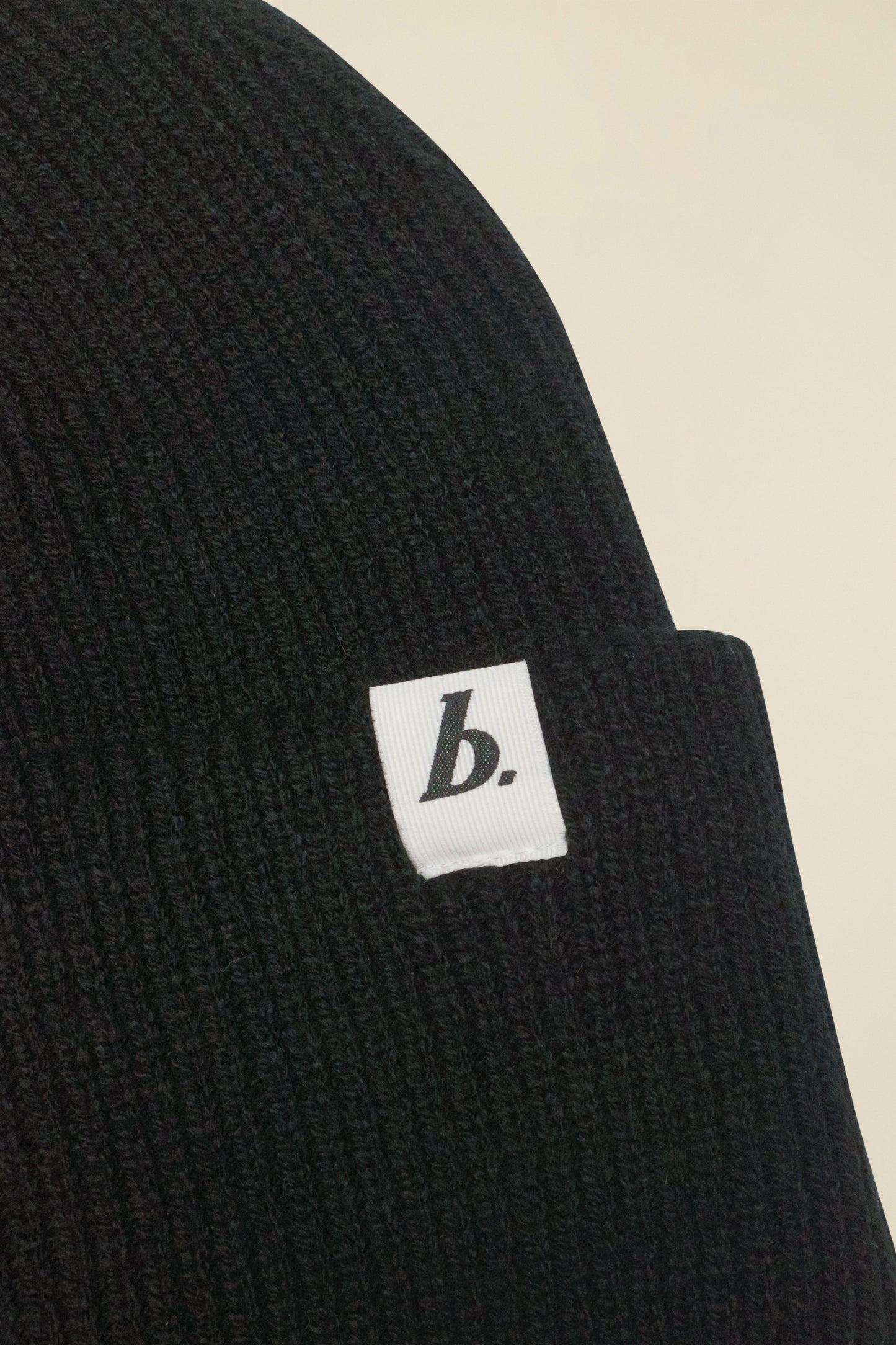 OVERSIZED RECYCLED CUFFED LABEL BEANIE - BLACK