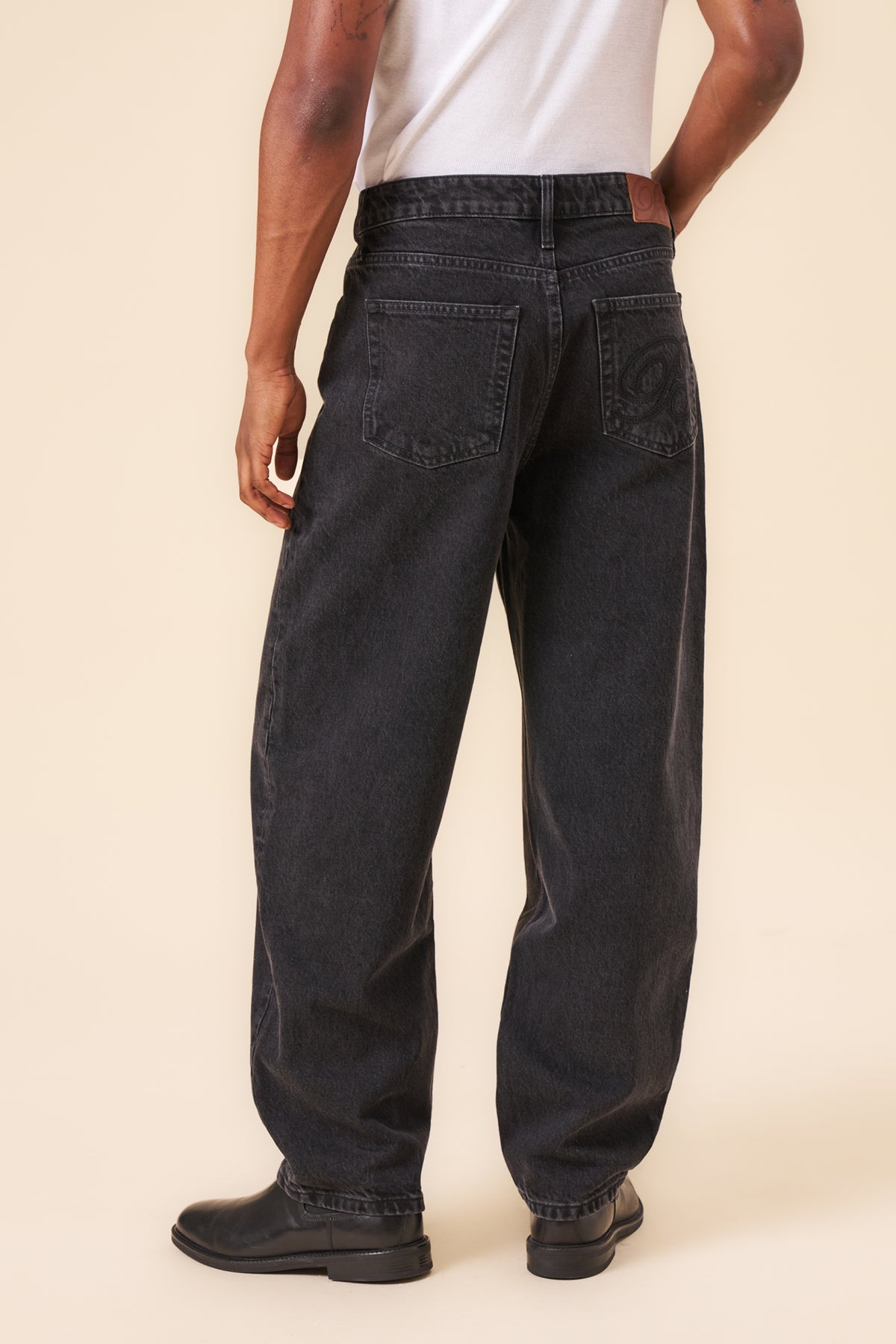 SIGNATURE BARREL LEG DENIM JEAN - WASHED BLACK