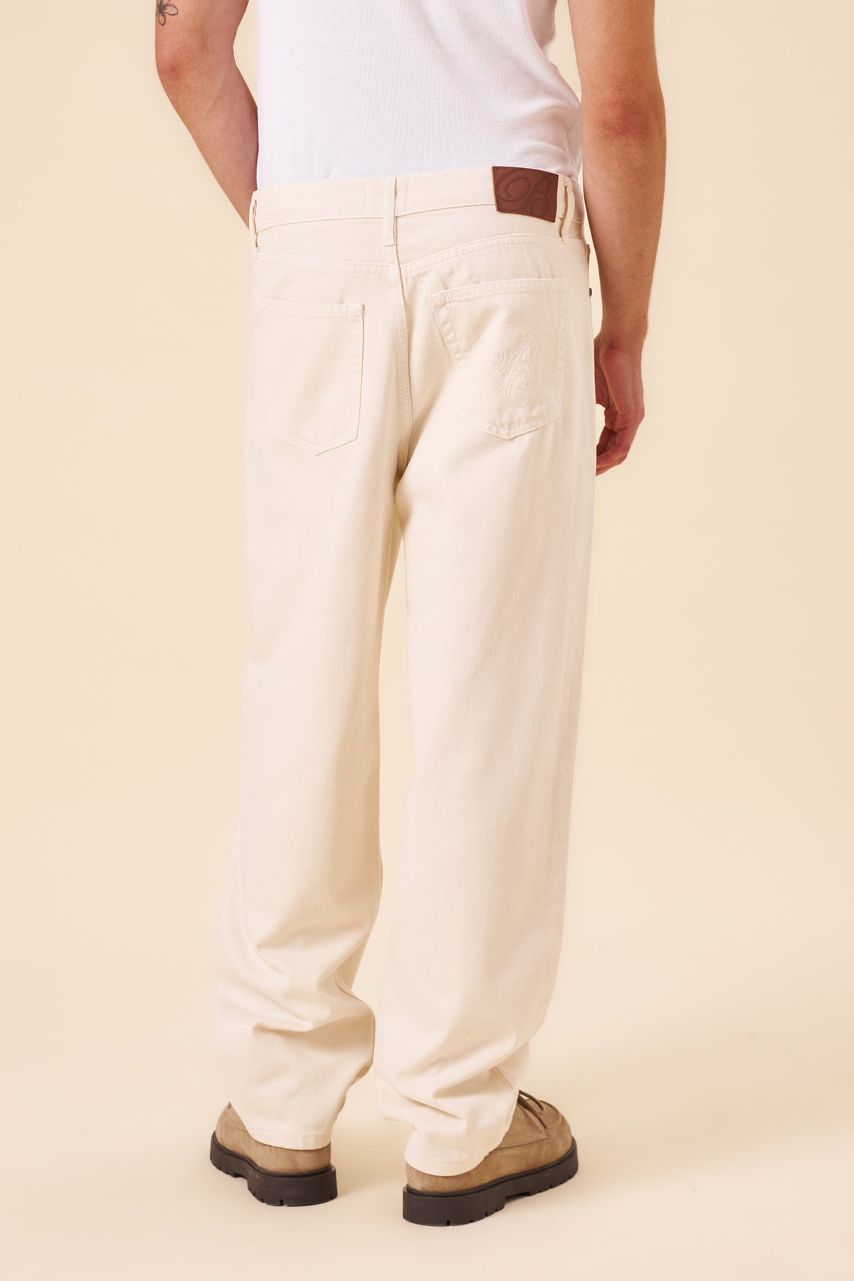 SIGNATURE BARREL LEG DENIM JEAN - ECRU