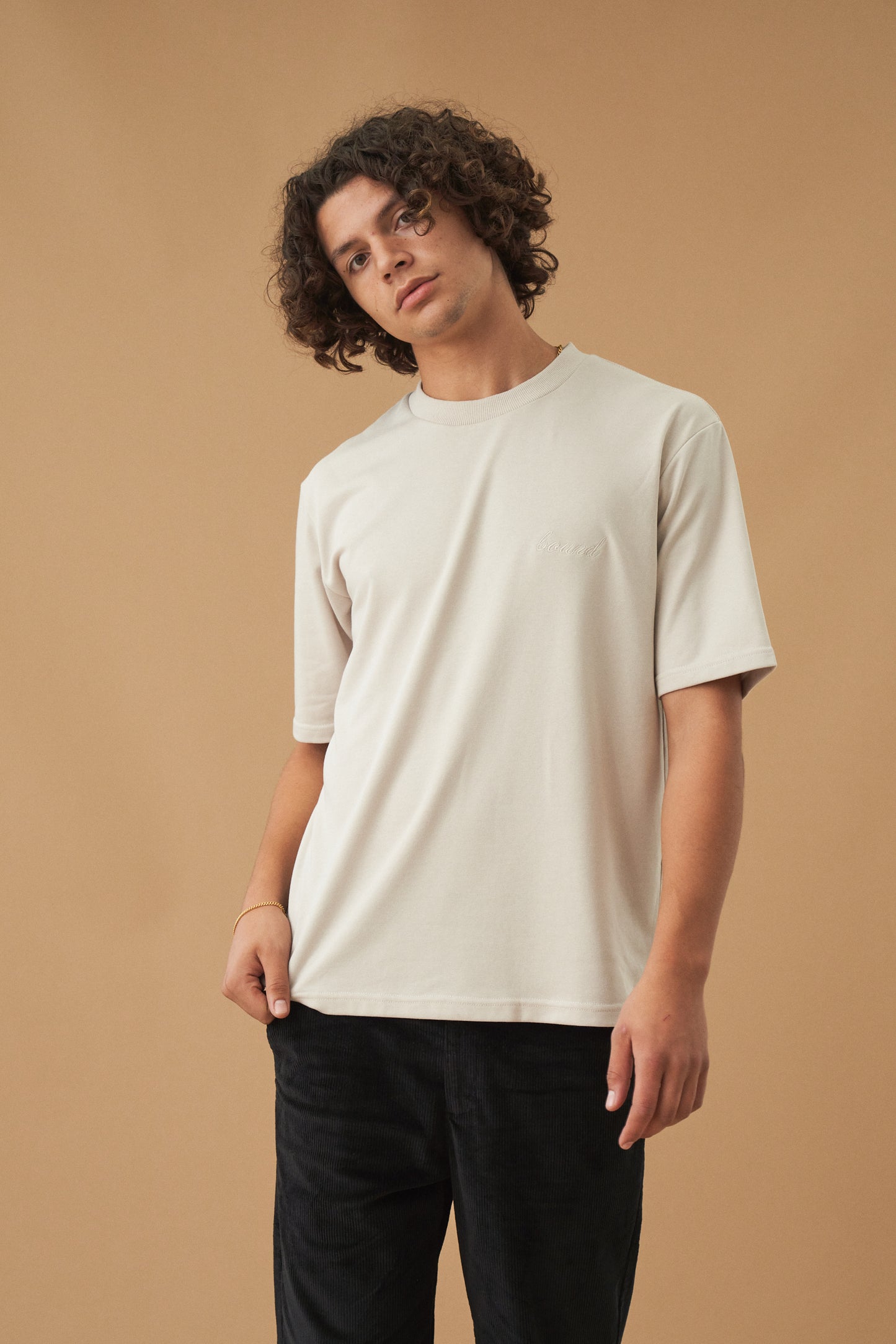 SAND SCRIPT EMBROIDERED TEE